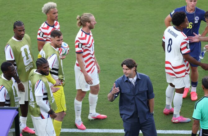 US-Nationaltrainer Mauricio Pochettino reagiert auf die Rote Karte gegen Folarin Balogun.