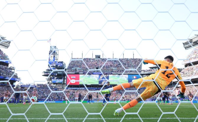 Kylian Mbappé verwandelt im Achtelfinale der WM 2026 den Foulelfmeter zum 1:0 für Frankreich und überwindet dabei Paraguays Torwart Orlando Gill. Die Aufnahme aus einer Remote-Kamera hinter dem Tor zeigt das gefüllte Philadelphia Stadium am 4. Juli 2026. Dan Mullan / Getty Images North America via Getty Images