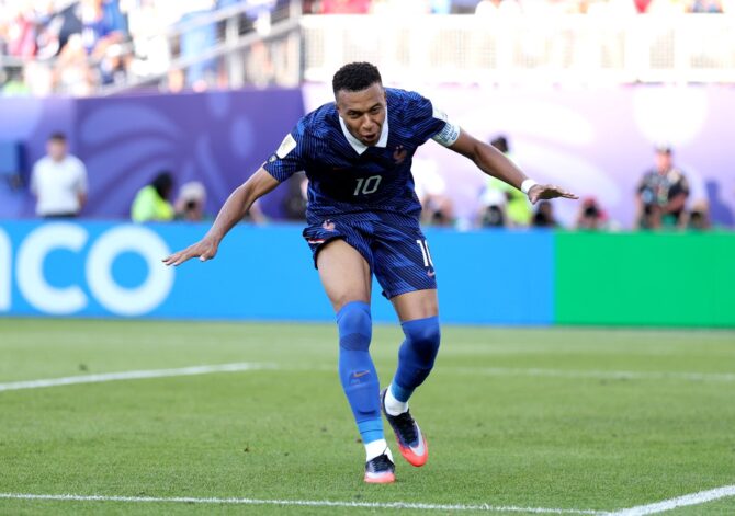 Kylian Mbappé bejubelt im Achtelfinale der WM 2026 seinen verwandelten Foulelfmeter zum 1:0 für Frankreich gegen Paraguay. Der französische Kapitän breitet nach seinem Treffer jubelnd die Arme aus. Die Partie fand am 4. Juli 2026 im Philadelphia Stadium statt. Dan Mullan / Getty Images North America via Getty Images