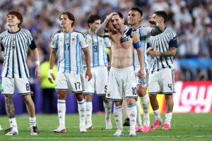Lionel Messi feiert mit seinen Teamkollegen den 3:1-Sieg Argentiniens im Viertelfinale der WM 2026 gegen die Schweiz am 11. Juli im Kansas City Stadium. (Kevin C. Cox / Getty Images North America via Getty Images)