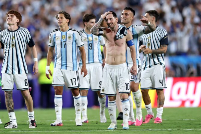 Lionel Messi feiert mit seinen Teamkollegen den 3:1-Sieg Argentiniens im Viertelfinale der WM 2026 gegen die Schweiz am 11. Juli im Kansas City Stadium. (Kevin C. Cox / Getty Images North America via Getty Images)