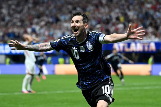 Lionel Messi bejubelt das zweite argentinische Tor durch Lautaro Martinez im WM-2026-Halbfinale gegen England am 15. Juli 2026 im Atlanta Stadium. (Shaun Botterill / Getty Images)