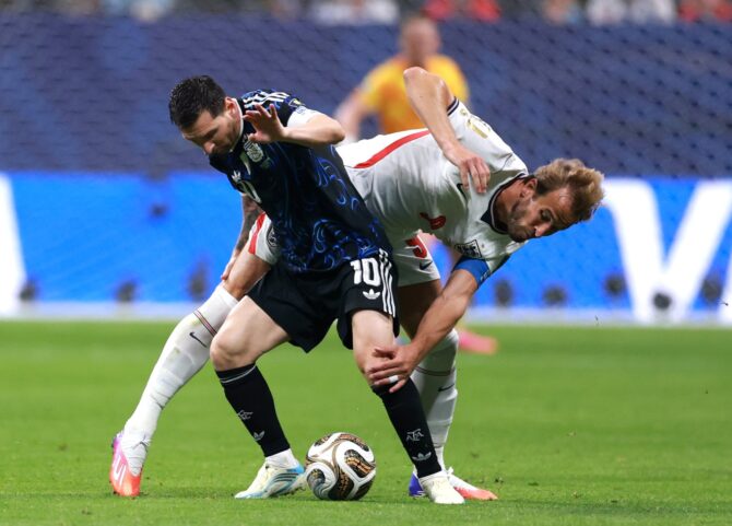 Superstar-Duell im WM-2026-Halbfinale: Argentiniens Lionel Messi behauptet den Ball gegen Englands Kapitän Harry Kane am 15. Juli 2026 im Atlanta Stadium. (Elsa / Getty Images)