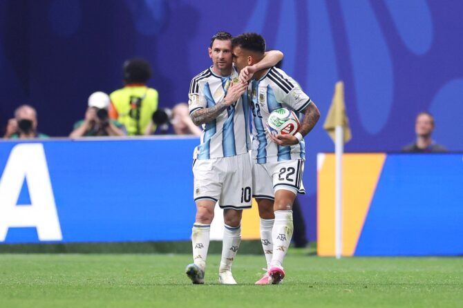Lionel Messi feiert mit Lautaro Martinez seinen Treffer zum zweiten argentinischen Tor im Achtelfinale der WM 2026 gegen Ägypten am 7. Juli 2026 im Atlanta Stadium. (Buda Mendes / Getty Images North America via Getty Images)