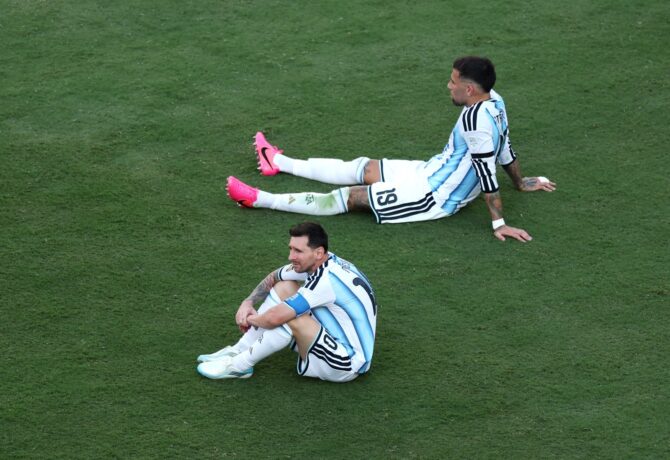 Enttäuschung bei Lionel Messi und Nicolás Otamendi nach dem verlorenen WM-Finale 2026 gegen Spanien am 19. Juli 2026 im MetLife Stadium. (Kevin C. Cox / Getty Images North America via Getty Images)