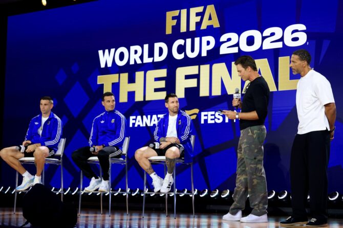 Lionel Messi, Trainer Lionel Scaloni und Torhüter Emiliano Martinez stellen sich am 17. Juli 2026 beim Fanatics Fest im Javits Center in New York den Fragen von Tom Brady und Rio Ferdinand. Die Pressekonferenz fand einen Tag vor dem WM-Finale 2026 zwischen Spanien und Argentinien statt. (Elsa / Getty Images North America via Getty Images)