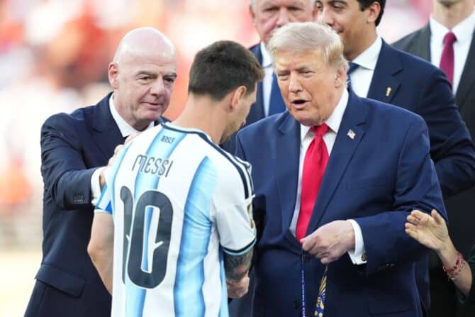 Lionel Messi nimmt nach der Finalniederlage gegen Spanien seine Silbermedaille aus den Händen von US-Präsident Donald Trump entgegen. Das WM-Finale 2026 fand am 19. Juli 2026 in New Jersey statt. (Photo by Evrim Aydin / Anadolu via AFP)