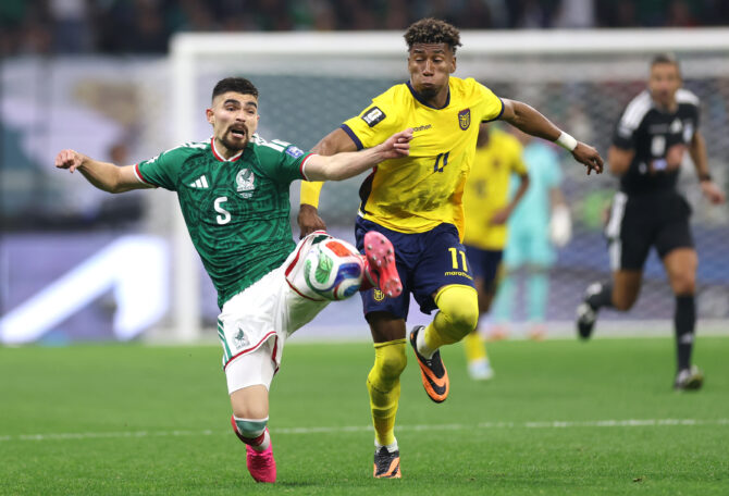 MEXIKO-STADT, MEXIKO – 30. JUNI: Johan Vasquez (#5) aus Mexiko wird von Kevin Rodriguez (#11) aus Ecuador während des Achtelfinalspiels der FIFA-Weltmeisterschaft 2026 zwischen Mexiko und Ecuador im Stadion von Mexiko-Stadt am 30. Juni 2026 in Mexiko-Stadt, Mexiko, attackiert. (Foto: Carl Recine/Getty Images)
