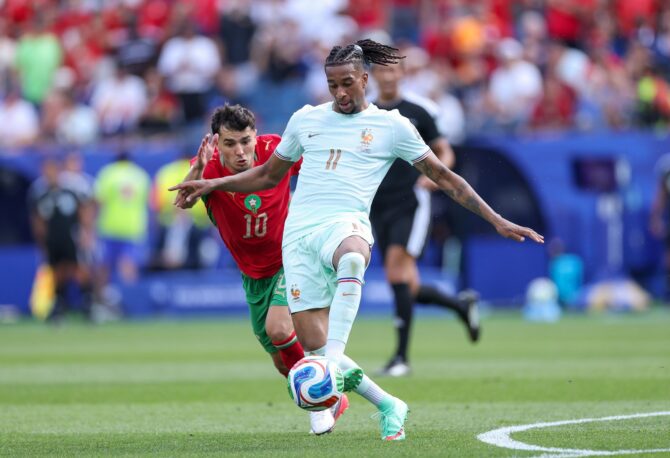 Frankreichs Michael Olise behauptet den Ball gegen Marokkos Brahim Díaz im Viertelfinale der WM 2026 am 9. Juli 2026 im Boston Stadium in Foxborough. (Kevin C. Cox / Getty Images North America via Getty Images)