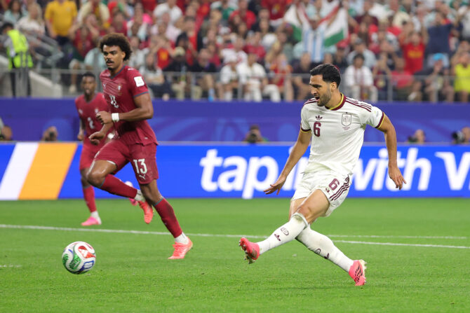 Mikel Merino erzielt im WM-2026-Achtelfinale gegen Portugal am 6. Juli 2026 im Dallas Stadium in Arlington, Texas, den Führungstreffer für Spanien. (Foto: Alex Slitz/Getty Images)