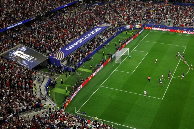 Spaniens Mikel Oyarzabal verwandelt den Foulelfmeter zum 1:0 gegen Frankreichs Torhüter Mike Maignan im WM-Halbfinale im Dallas Stadium in Arlington, Texas, am 14. Juli 2026. (Kevin C. Cox / Getty Images)