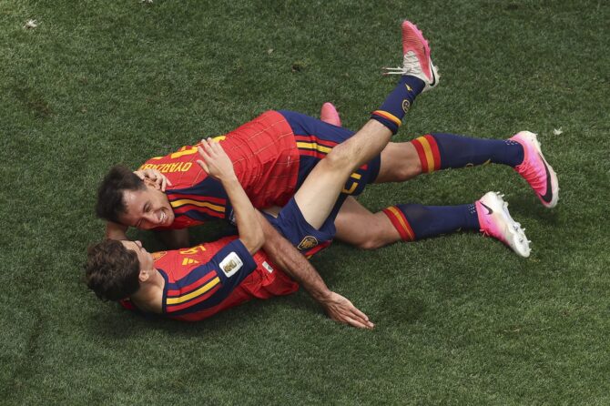 Spaniens Stürmer Mikel Oyarzabal (Nummer 21) feiert ausgelassen mit Gavi auf dem Rasen, nachdem er den Treffer zum 3:0 erzielt hat – im Sechzehntelfinale der Fußball-Weltmeisterschaft 2026 zwischen Spanien und Österreich am 2. Juli 2026 im Los Angeles Stadium in Inglewood, Kalifornien. Charlotte Wilson / Getty Images
