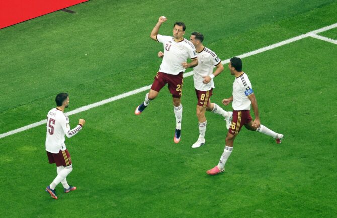 Spaniens Mikel Oyarzabal bejubelt mit seinen Teamkollegen den verwandelten Foulelfmeter zum 1:0 im WM-Halbfinale gegen Frankreich im Dallas Stadium in Arlington, Texas, am 14. Juli 2026. (Stacy Revere / Getty Images)