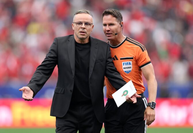 Marokkos Nationaltrainer Mohamed Ouahbi diskutiert im Achtelfinale der WM 2026 gegen Kanada mit dem englischen Schiedsrichter Michael Oliver. Die Partie fand am 4. Juli 2026 im Houston Stadium in Houston, Texas statt. Kevin C. Cox / Getty Images North America via Getty Images