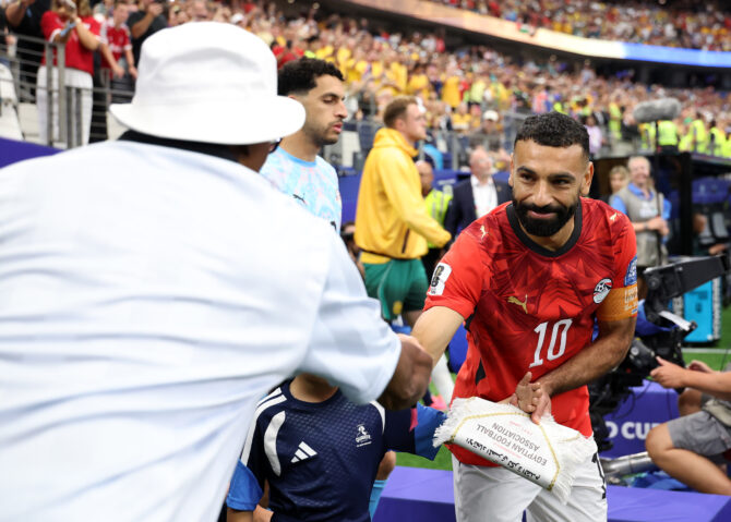 Ägyptens Star Mohamed Salah begrüßt Hollywood-Schauspieler Samuel L. Jackson vor dem WM-2026-Sechzehntelfinale gegen Australien am 3. Juli 2026 im Dallas Stadium in Arlington, Texas. (Foto: Kevin C. Cox/Getty Images)