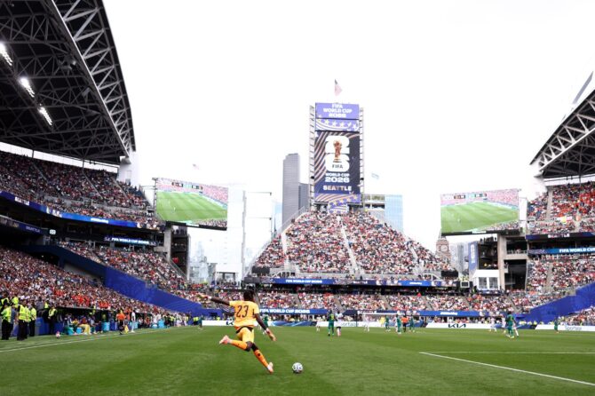 Senegals Torhüter Mory Diaw führt im Sechzehntelfinale der WM 2026 gegen Belgien einen Freistoß aus. Aufgenommen im Seattle Stadium am 1. Juli 2026 in Seattle. (Fran Santiago / Getty Images)