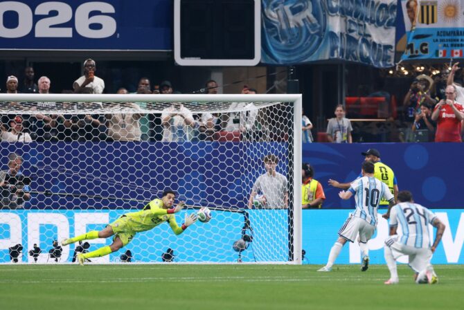 Ägyptens Torhüter Mostafa Shoubir pariert den Elfmeter von Lionel Messi im Achtelfinale der WM 2026 gegen Argentinien am 7. Juli 2026 im Atlanta Stadium. (Elsa / Getty Images North America via Getty Images)