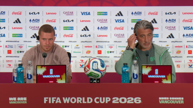 Nationaltrainer Murat Yakin und Nico Elvedi stellen sich vor dem WM-2026-Achtelfinale zwischen der Schweiz und Kolumbien den Fragen der Medien. (Screenshot: FIFA)