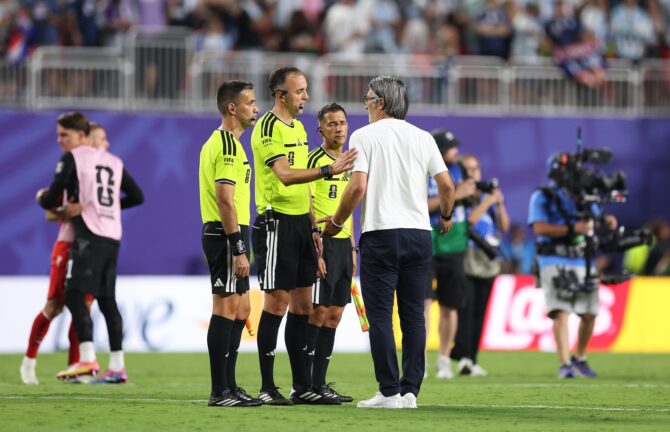 Schweiz-Trainer Murat Yakin spricht nach der 1:3-Niederlage im Viertelfinale der WM 2026 gegen Argentinien mit Schiedsrichter Joao Pinheiro am 11. Juli im Kansas City Stadium. (Carl Recine / Getty Images North America via Getty Images)