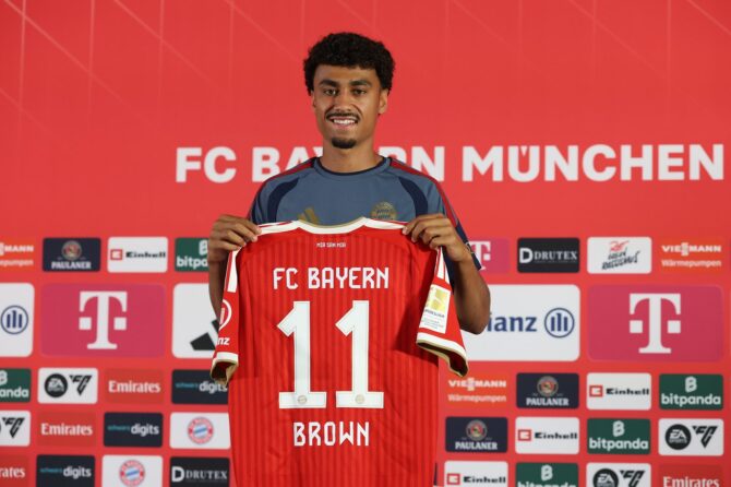 Nathaniel Brown posiert am 29. Juli 2026 nach einer Pressekonferenz im Sommertrainingslager des FC Bayern München in Rottach-Egern. Der Neuzugang bereitet sich mit dem Rekordmeister am Tegernsee auf die neue Saison vor. (Alexander Hassenstein / Getty Images Europe via Getty Images)