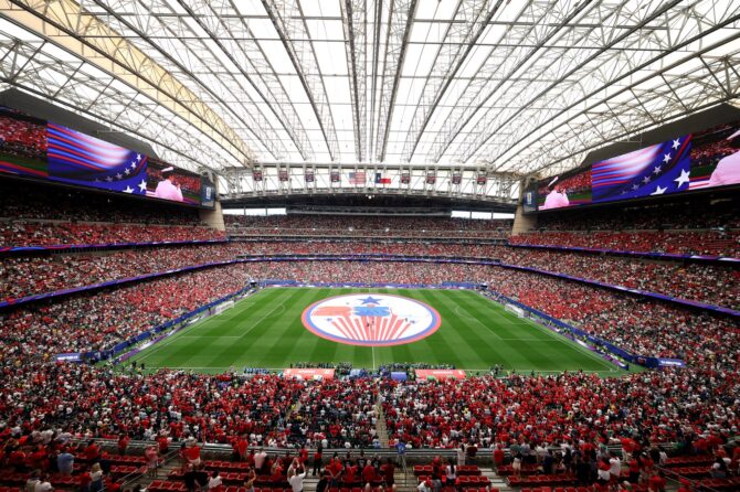 Zum amerikanischen Unabhängigkeitstag wird vor dem WM-2026-Achtelfinale zwischen Kanada und Marokko im Houston Stadium die US-Nationalhymne gesungen. Die Zeremonie fand am 4. Juli 2026 in Houston, Texas statt. Lars Baron / Getty Images North America via Getty Images