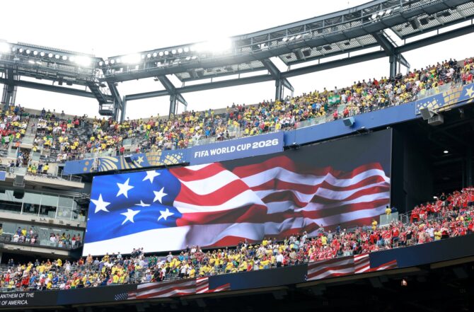 Blick ins New York New Jersey Stadium in East Rutherford vor dem Achtelfinale der WM 2026 zwischen Brasilien und Norwegen am 5. Juli 2026, während auf der Videowand zur Nationalhymne die US-Flagge gezeigt wird. (Elsa / Getty Images North America via Getty Images)