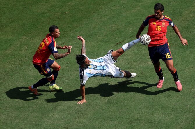 Argentiniens Nicolás González behauptet den Ball gegen Spaniens Pedro Porro und Rodri im WM-Finale 2026 am 19. Juli 2026 im MetLife Stadium. (Dustin Satloff / Getty Images North America via Getty Images)