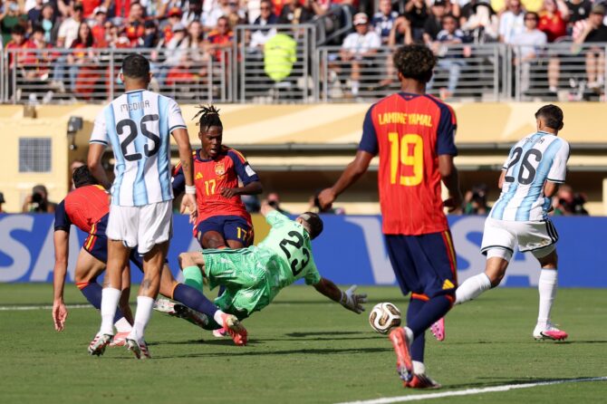 Spaniens Nico Williams überwindet Argentiniens Torhüter Emiliano Martínez im WM-Finale 2026, der Treffer wurde jedoch wegen eines vorangegangenen Fouls aberkannt. 19. Juli 2026 im MetLife Stadium. (Carl Recine / Getty Images North America via Getty Images)
