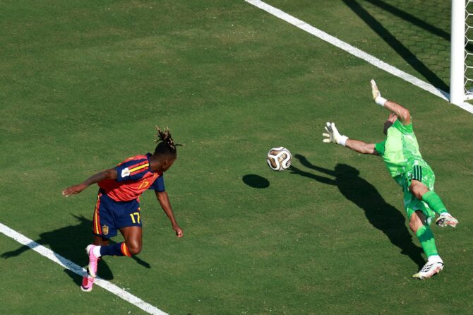 Spaniens Nico Williams verpasst im WM-Finale 2026 gegen Argentiniens Torhüter Emiliano Martínez einen Kopfball, am 19. Juli 2026 im MetLife Stadium. (Elsa / Getty Images North America via Getty Images)