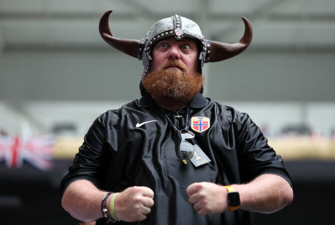 MIAMI GARDENS, USA - 11. Juli 2026: Ein Fan der norwegischen Nationalmannschaft posiert vor dem Viertelfinale der WM 2026 zwischen Norwegen und England im Miami Stadium für ein Foto. (Foto: Buda Mendes/Getty Images)