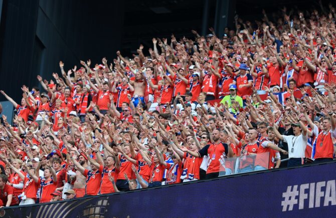 Die norwegischen Fans feiern auf der Tribüne im Achtelfinale der WM 2026 gegen Brasilien am 5. Juli 2026 im New York New Jersey Stadium in East Rutherford. (Elsa / Getty Images North America via Getty Images)