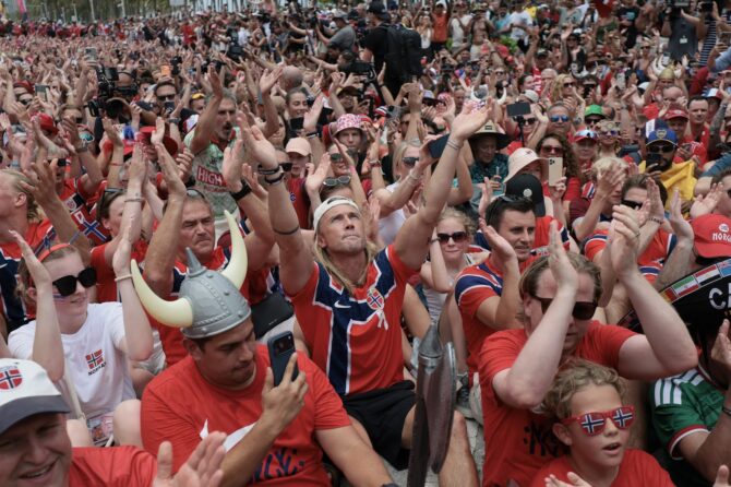 Norwegische Fans feiern die Viking Row am Ocean Drive in Miami Beach vor dem Viertelfinale gegen England