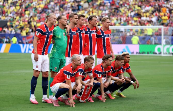 Norwegens Startelf um Erling Haaland (l.) und Kapitän Martin Ødegaard (mit Wimpel) posiert für das Mannschaftsfoto vor dem Achtelfinale der WM 2026 gegen Brasilien am 5. Juli 2026 im New York New Jersey Stadium in East Rutherford. (Buda Mendes / Getty Images North America via Getty Images)