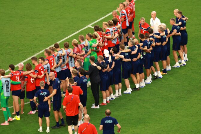 Norwegens Spieler bedanken sich nach dem 1:2 im Viertelfinale der WM 2026 gegen England bei ihren mitgereisten Fans in Miami.