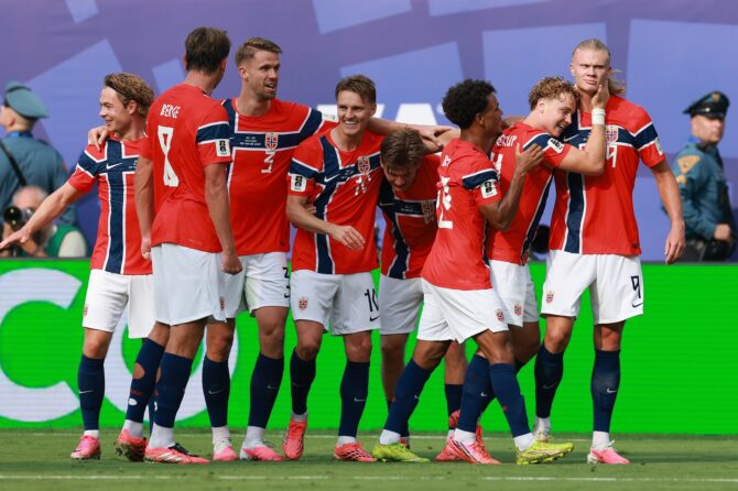 Norwegens Mannschaft um Kapitän Martin Ødegaard (Nummer 10) und Torschütze Erling Haaland (r.) bejubelt ein Tor im Achtelfinale der WM 2026 gegen Brasilien am 5. Juli 2026 im New York New Jersey Stadium in East Rutherford. (Elsa / Getty Images North America via Getty Images)