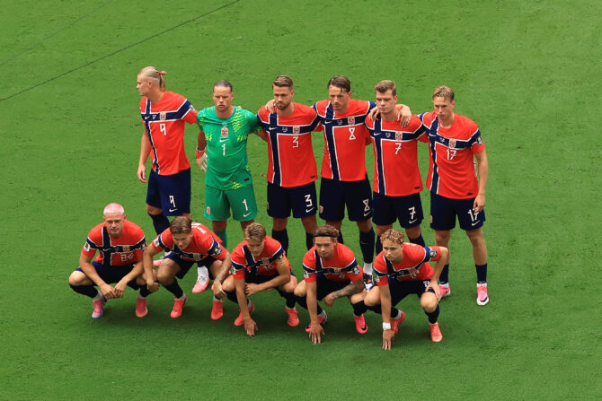 MIAMI GARDENS, USA - 11. Juli 2026: Die Spieler der norwegischen Nationalmannschaft posieren vor dem Viertelfinale der WM 2026 gegen England im Miami Stadium für das Mannschaftsfoto. (Foto: Elsa/Getty Images)