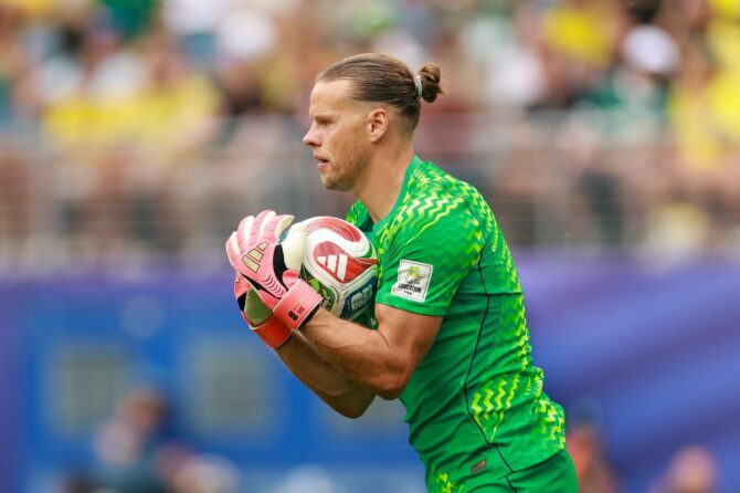 Norwegens Torhüter Ørjan Nyland fängt den Ball sicher im WM-2026-Achtelfinale gegen Brasilien.