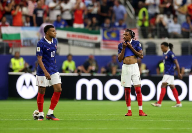 Frankreichs Michael Olise und Kylian Mbappé zeigen sich nach dem 0:2 gegen Spanien im WM-Halbfinale im Dallas Stadium in Arlington, Texas, am 14. Juli 2026 enttäuscht. (Lars Baron / Getty Images)