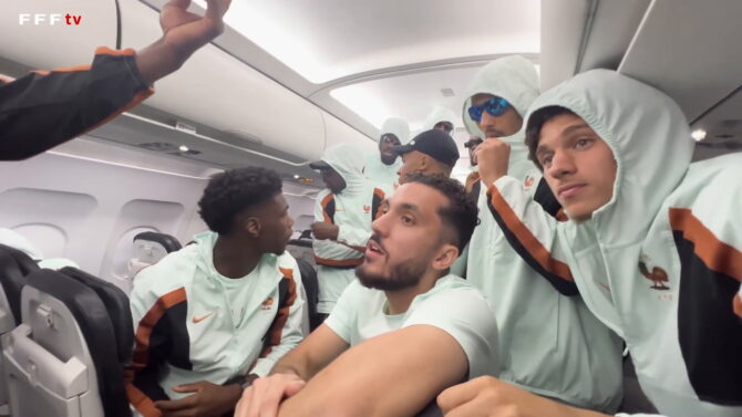 Franzosen feiern Achtelfinal-Einzug ausgelassen im Flieger