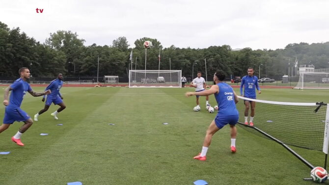 Les Bleus lockern sich mit Fußballtennis auf