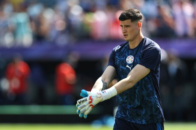 Paraguays Torhüter Orlando Gill, der Elfmeter-Held aus dem Sechzehntelfinale gegen Deutschland, wärmt sich vor dem WM-2026-Achtelfinale gegen Frankreich auf. Aufgenommen am 4. Juli 2026 im Philadelphia Stadium in Philadelphia. Buda Mendes / Getty Images North America via Getty Images