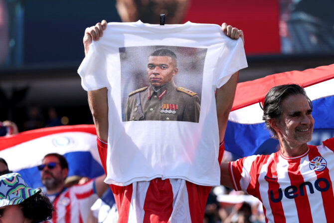 Ein Paraguay-Fan hält vor dem WM-2026-Achtelfinale gegen Frankreich am 4. Juli 2026 im Philadelphia Stadium in Philadelphia, Pennsylvania, ein Trikot mit einem Aufdruck von Frankreichs Star Kylian Mbappé in die Höhe. (Foto: Justin Setterfield/Getty Images)