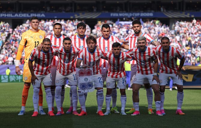 Die Startelf Paraguays posiert vor dem Achtelfinale der WM 2026 gegen Frankreich für das Mannschaftsfoto. Die Partie fand am 4. Juli 2026 im Philadelphia Stadium in Philadelphia, Pennsylvania statt. Justin Setterfield / Getty Images North America via Getty Images