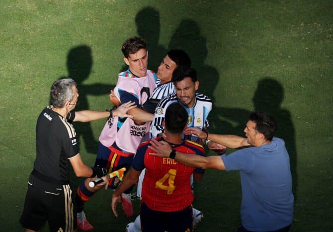 Hitzige Szene nach dem Schlusspfiff: Argentiniens Leandro Paredes und Spaniens Eric García geraten nach dem WM-Finale 2026 am 19. Juli 2026 im MetLife Stadium in East Rutherford aneinander. (Al Bello / Getty Images North America via Getty Images)