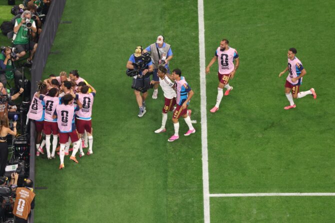 Spaniens Pedro Porro bejubelt mit seinen Teamkollegen den Treffer zum 2:0 im WM-Halbfinale gegen Frankreich im Dallas Stadium in Arlington, Texas, am 14. Juli 2026. (Carl Recine / Getty Images)