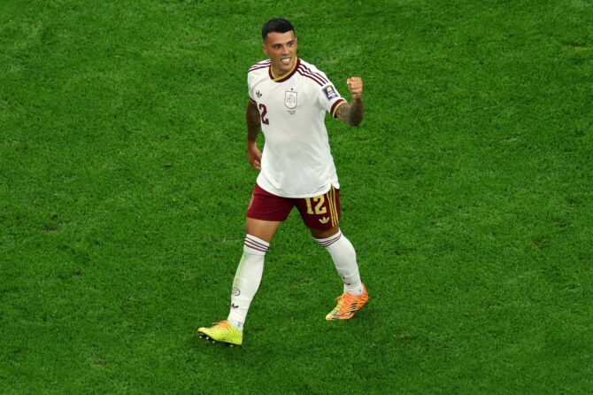 Spaniens Pedro Porro jubelt nach seinem Tor zum 2:0 im WM-Halbfinale gegen Frankreich im Dallas Stadium in Arlington, Texas, am 14. Juli 2026. (Kevin C. Cox / Getty Images)