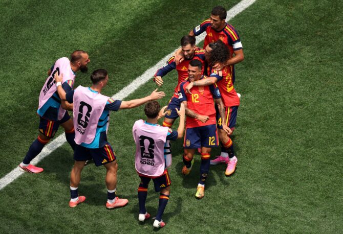Spaniens Rechtsverteidiger Pedro Porro (Nummer 12) bejubelt gemeinsam mit seinen Teamkollegen den Treffer zum 2:0 im Sechzehntelfinale der Fußball-Weltmeisterschaft 2026 zwischen Spanien und Österreich am 2. Juli 2026 im Los Angeles Stadium in Inglewood, Kalifornien. Charlotte Wilson / Getty Images