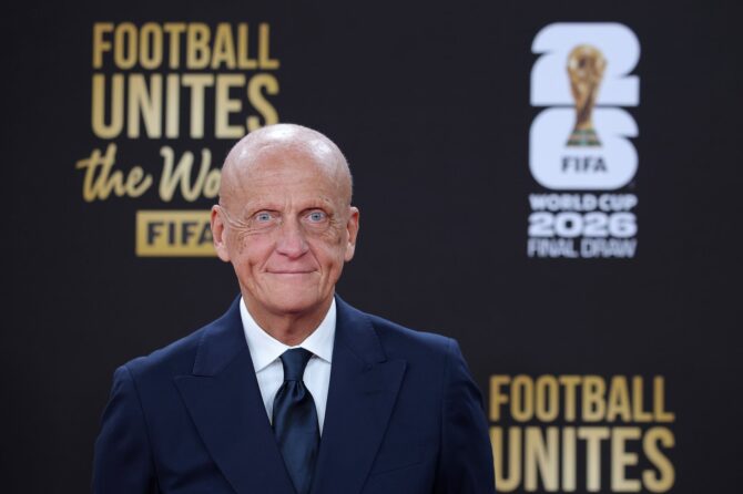 Pierluigi Collina, Vorsitzender der FIFA-Schiedsrichterkommission, bei der offiziellen Auslosung der FIFA WM 2026 im John F. Kennedy Center for the Performing Arts. Die Gruppen-Auslosung fand am 5. Dezember 2025 in Washington, D.C. statt. (Kevin Dietsch / Getty Images North America via Getty Images)