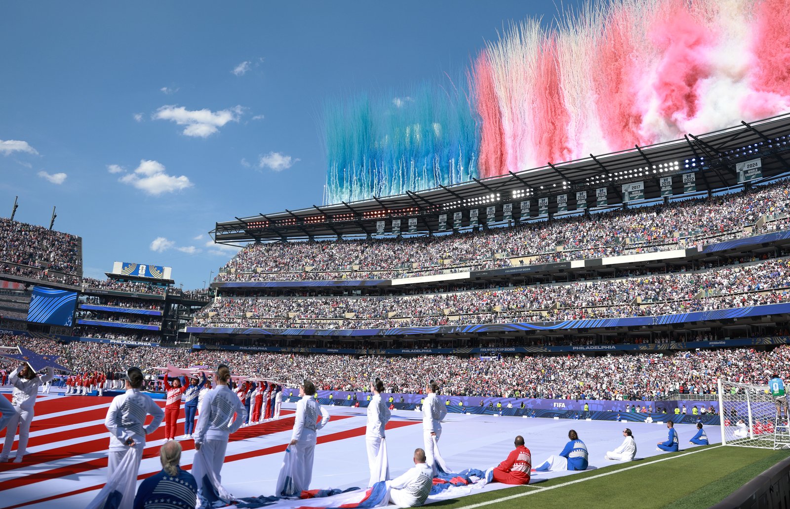 Rot-weiß-blaue Pyrotechnik steigt über dem Philadelphia Stadium auf: Vor dem WM-2026-Achtelfinale zwischen Paraguay und Frankreich wird am 4. Juli 2026 der amerikanische Unabhängigkeitstag gefeiert. Elsa / Getty Images North America via Getty Images