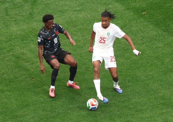 Marokkos Redouane Halhal behauptet den Ball gegen Kanadas Torjäger Jonathan David beim Achtelfinale der WM 2026 am 4. Juli 2026 im Houston Stadium. (Lars Baron / Getty Images North America via Getty Images)